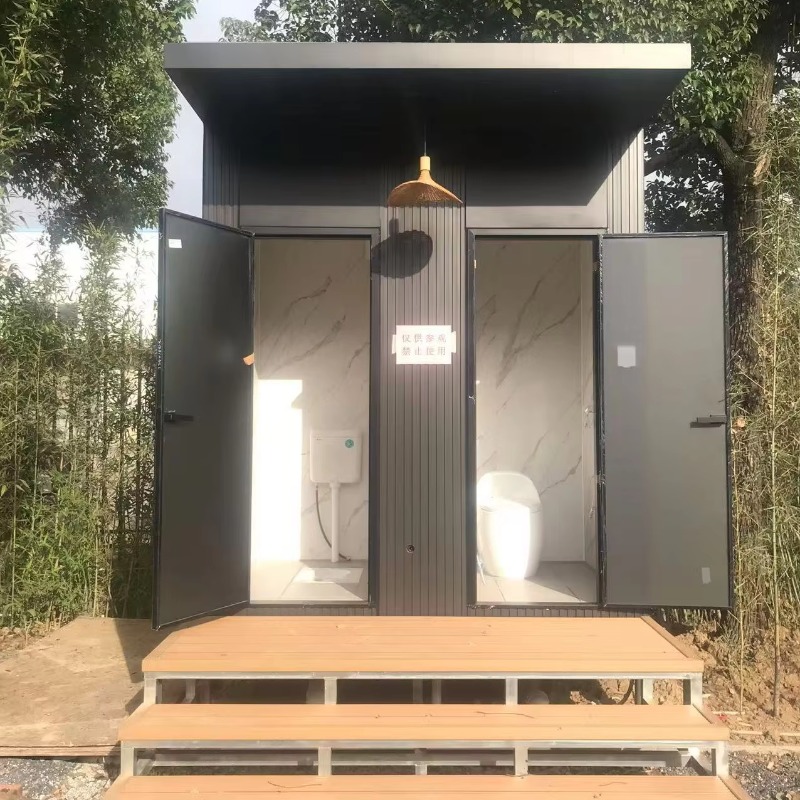 Outdoor Camping Toilet - ห้องน้ำเคลื่อนที่ที่ทนทานและใช้งานได้จริง พร้อมระบบน้ำ ระบบอ่างล้างมือ และระบบระบายอากาศที่ติดตั้งไว้ล่วงหน้า สำหรับงานเทศกาลกลางแจ้งและแคมป์ปิ้ง